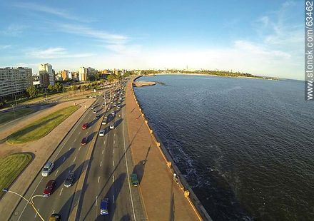 Aerial view of the Rambla Argentina in Barrio Sur on the Rio de la Plata - Department of Montevideo - URUGUAY. Foto No. 63462