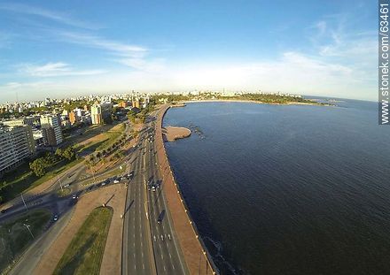 Vista aérea de la Rambla Argentina en el Barrio Sur sobre el Río de la Plata - Departamento de Montevideo - URUGUAY. Foto No. 63461