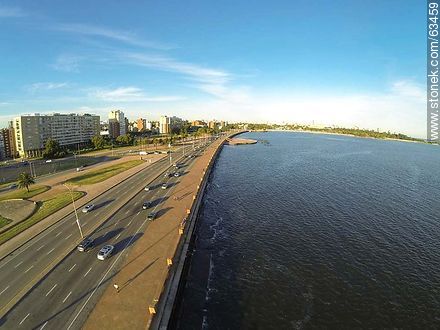 Aerial view of the Rambla Argentina in Barrio Sur on the Rio de la Plata - Department of Montevideo - URUGUAY. Foto No. 63459
