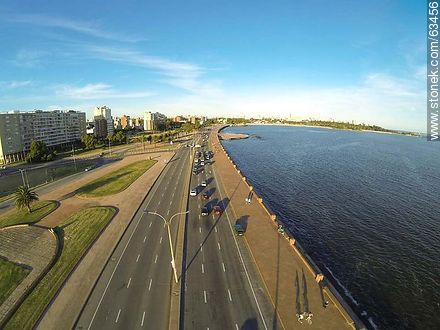 Vista aérea de la Rambla Argentina en el Barrio Sur sobre el Río de la Plata - Departamento de Montevideo - URUGUAY. Foto No. 63456