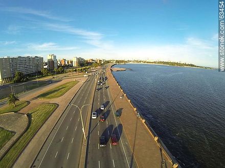 Vista aérea de la Rambla Argentina en el Barrio Sur sobre el Río de la Plata - Departamento de Montevideo - URUGUAY. Foto No. 63454