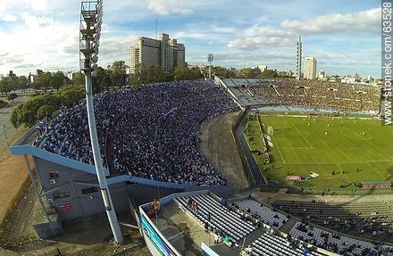 Estadio Centenario. 27 de abril de 2014. Campeonato Clausura. Tribuna Colombes, hinchada de Nacional -  - URUGUAY. Foto No. 63528