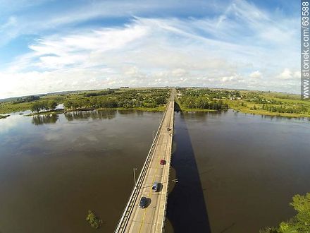 Foto aérea del puente en Ruta 5 sobre el Río Negro. Vista hacia Durazno -  - URUGUAY. Foto No. 63588