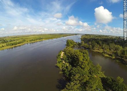 Foto aérea del Río Negro en el límite de los departamentos de Durazno y Tacuarembó sobre la ruta 5 - Departamento de Tacuarembó - URUGUAY. Foto No. 63585