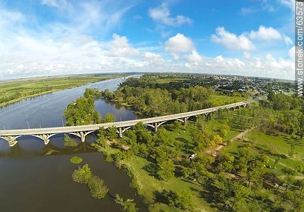 Foto aérea del puente en Ruta 5 sobre el Río Negro. Margen del depto. de Tacuarembó -  - URUGUAY. Foto No. 63573