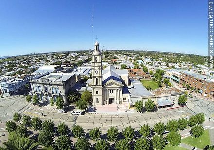Foto aérea de la iglesia Nuestra Señora del Pilar frente a la Plaza Constitución sobre la calle 25 de Mayo - Departamento de Río Negro - URUGUAY. Foto No. 63743