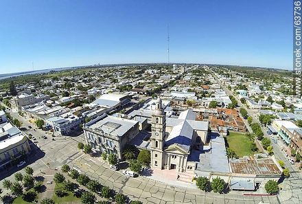 Foto aérea de la iglesia Nuestra Señora del Pilar frente a la Plaza Constitución - Departamento de Río Negro - URUGUAY. Foto No. 63736