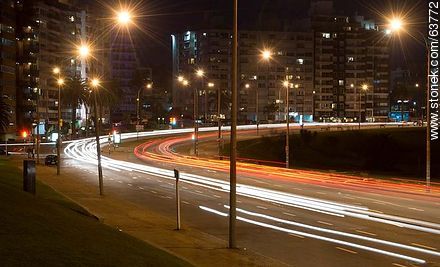 Estelas de luz de los automóviles en la Rambla Armenia y 26 de Marzo - Departamento de Montevideo - URUGUAY. Foto No. 63772