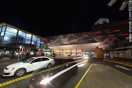 Entrada al Montevideo Shopping Center - Departamento de Montevideo - URUGUAY. Foto No. 63779