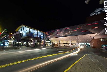 Entrada al Montevideo Shopping Center - Departamento de Montevideo - URUGUAY. Foto No. 63778
