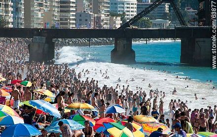 Crowd on the beach in Viña. Pier Vergara - Chile - Others in SOUTH AMERICA. Photo #63877