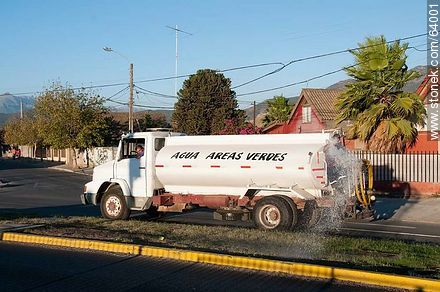 Camión cisterna regando el cantero central de la calle Condell - Chile - Otros AMÉRICA del SUR. Foto No. 64001