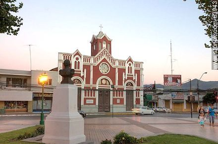 Plaza de Armas de Quillota al atardecer. Busto de O'higgins y la Iglesia Santo Domingo - Chile - Otros AMÉRICA del SUR. Foto No. 63943