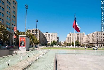 Estanque del Palacio de la Moneda y bandera chilena - Chile - Otros AMÉRICA del SUR. Foto No. 64165
