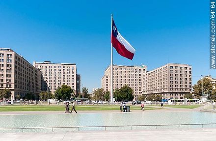 Estanque del Palacio de la Moneda y bandera chilena - Chile - Otros AMÉRICA del SUR. Foto No. 64164
