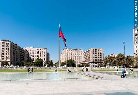 Pond in Palacio de la Moneda and Chilean flag - Chile - Others in SOUTH AMERICA. Photo #64160
