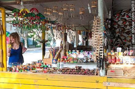 Venta de artesanías en la Plaza de Armas - Chile - Otros AMÉRICA del SUR. Foto No. 64510