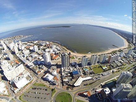 Foto aérea de Playa Mansa, terminal de ómnibus y edificios Punta del Este, Santos Dumont y torres de la rambla Williman - Punta del Este y balnearios cercanos - URUGUAY. Foto No. 64557