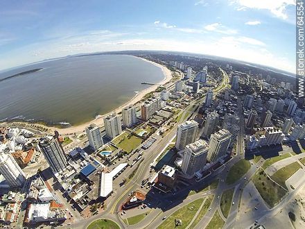Foto aérea de la rambla Williman, la avenida Artigas y playa Mansa - Punta del Este y balnearios cercanos - URUGUAY. Foto No. 64554