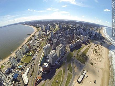 Vista aérea de las playas Mansa y Brava. Ramblas Williman y Batlle Pacheco. Avenida Artigas - Punta del Este y balnearios cercanos - URUGUAY. Foto No. 64553
