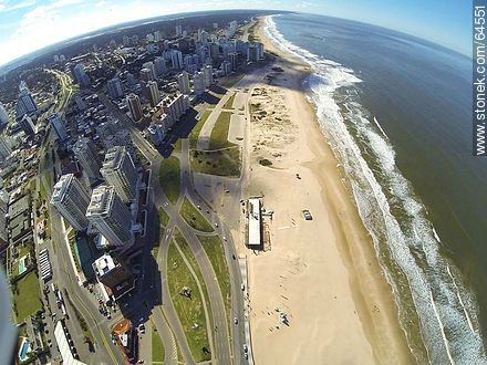 Vista aérea de playa Brava - Punta del Este y balnearios cercanos - URUGUAY. Foto No. 64551