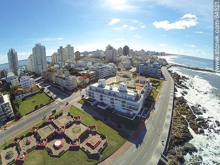 Foto aérea de la Plaza del Ingenio sobre la rambla Artigas y la calle 26 El Resalsero - Punta del Este y balnearios cercanos - URUGUAY. Foto No. 64521