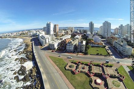 Foto aérea de la Plaza del Ingenio sobre la rambla Artigas y la calle 26 El Resalsero - Punta del Este y balnearios cercanos - URUGUAY. Foto No. 64520