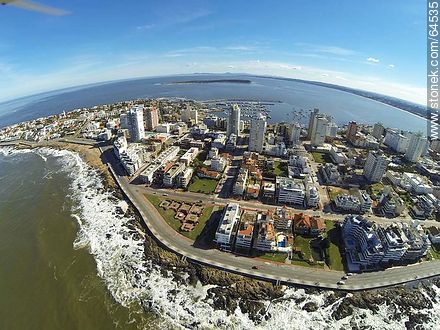 Foto aérea de la Rambla Artigas, Plaza del Ingenio, calles El Estrecho (17), Comodoro Gorlero (19), La Galerno (21) y El Resalsero (26) - Punta del Este y balnearios cercanos - URUGUAY. Foto No. 64535