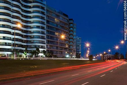 Estelas de las luces de los autos al anochecer en la rambla - Departamento de Montevideo - URUGUAY. Foto No. 64604