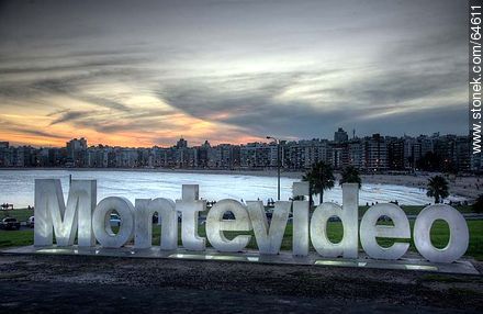 Letras de Montevideo con vista a la playa Pocitos - Departamento de Montevideo - URUGUAY. Foto No. 64611