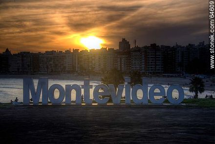 Letras de Montevideo con vista a la playa Pocitos - Departamento de Montevideo - URUGUAY. Foto No. 64609