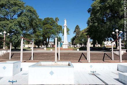 Plaza Rivera. Estatua de la Libertad - Departamento de Soriano - URUGUAY. Foto No. 64775