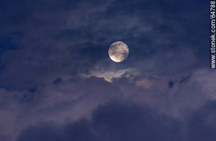 Luna llena entre las nubes -  - IMÁGENES VARIAS. Foto No. 64788