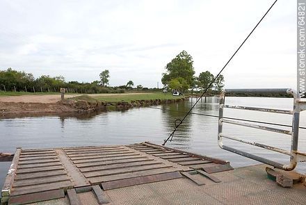 Cruce en balsa del arroyo Parao, afluente del Río Cebollatí - Departamento de Treinta y Tres - URUGUAY. Foto No. 64821