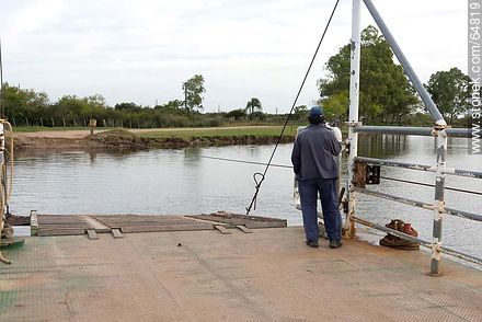 Cruce en balsa del arroyo Parao, afluente del Río Cebollatí - Departamento de Treinta y Tres - URUGUAY. Foto No. 64819