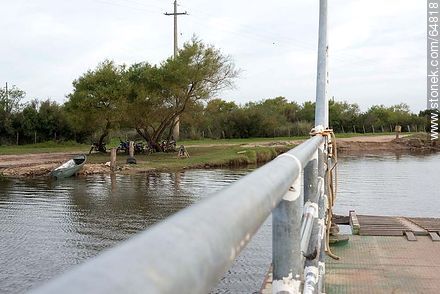 Cruce en balsa del arroyo Parao, afluente del Río Cebollatí - Departamento de Treinta y Tres - URUGUAY. Foto No. 64818