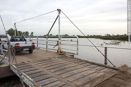 Cruce en balsa del arroyo Parao, afluente del Río Cebollatí - Departamento de Treinta y Tres - URUGUAY. Foto No. 64811