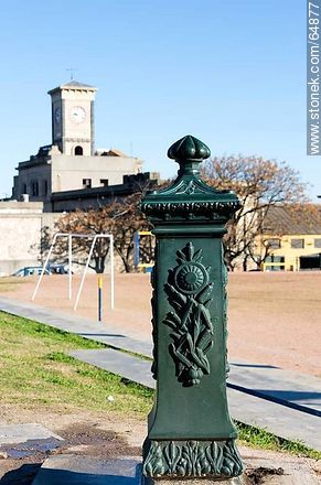 Plaza Rep. Argentina. Old pump fresh water - Department of Montevideo - URUGUAY. Foto No. 64877
