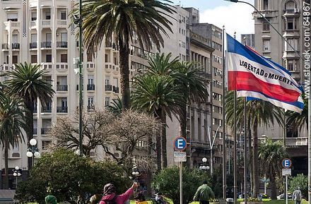 Banderas nacionales en la plaza Independencia - Departamento de Montevideo - URUGUAY. Foto No. 64867
