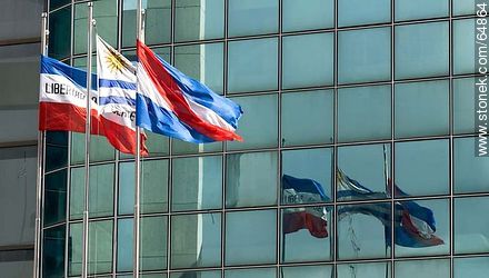 Patriotic flag front the Torre Ejecutiva - Department of Montevideo - URUGUAY. Foto No. 64864