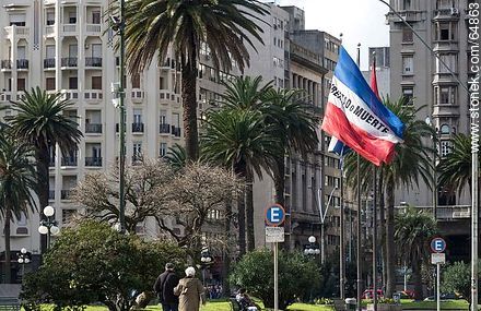 Banderas nacionales en la plaza Independencia - Departamento de Montevideo - URUGUAY. Foto No. 64863