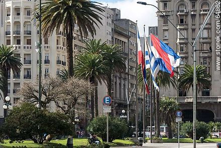 Banderas nacionales en la plaza Independencia - Departamento de Montevideo - URUGUAY. Foto No. 64862