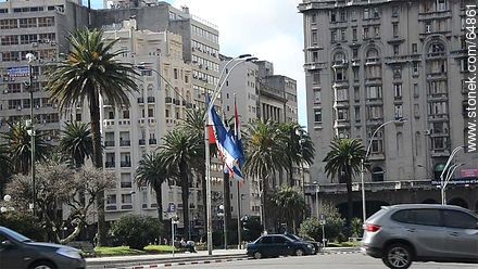 Banderas nacionales en la plaza Independencia - Departamento de Montevideo - URUGUAY. Foto No. 64861