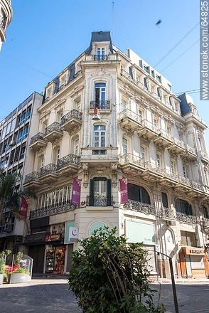 Hotel Plaza Fuerte en la esquina de la peatonal Sarandí y Bartolomé Mitre - Departamento de Montevideo - URUGUAY. Foto No. 64825