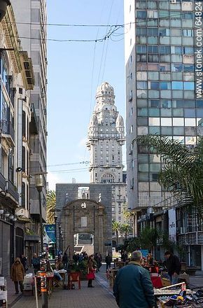 Sarandi pedestrian, gate of the Ciudadela, Palacio Salvo - Department of Montevideo - URUGUAY. Foto No. 64824