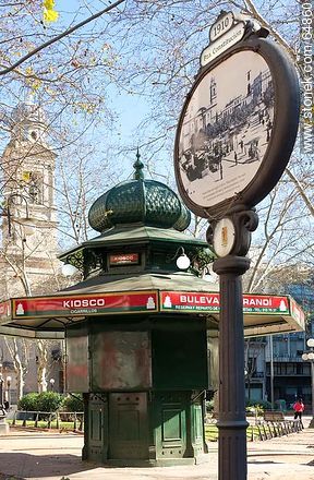 Antiguos cartel y kiosco con el fondo de la Catedral Metropolitana - Departamento de Montevideo - URUGUAY. Foto No. 64860