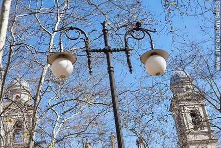 Ancient street lighting column and towers of the Metropolitan Cathedral - Department of Montevideo - URUGUAY. Foto No. 64853