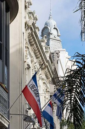 Banderas flameando en fecha patria en la peatonal Sarandí. Cúpula del banco Bandes. En primer plano la bandera de los Treinta y Tres Orientales 
