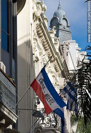 Banderas flameando en fecha patria en la peatonal Sarandí. Cúpula del banco Bandes. En primer plano la bandera de los Treinta y Tres Orientales 