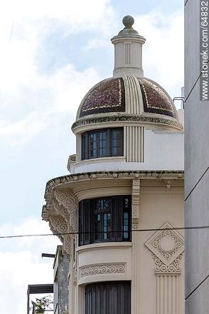 Dome of a building on the corner of Misiones and Rincón streets - Department of Montevideo - URUGUAY. Foto No. 64832